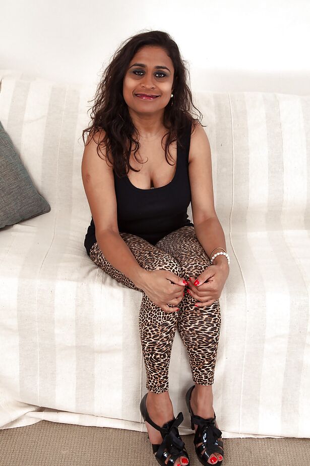 16P Moça madura atrevida em leggings de leopardo revela seus jarros e buceta peluda