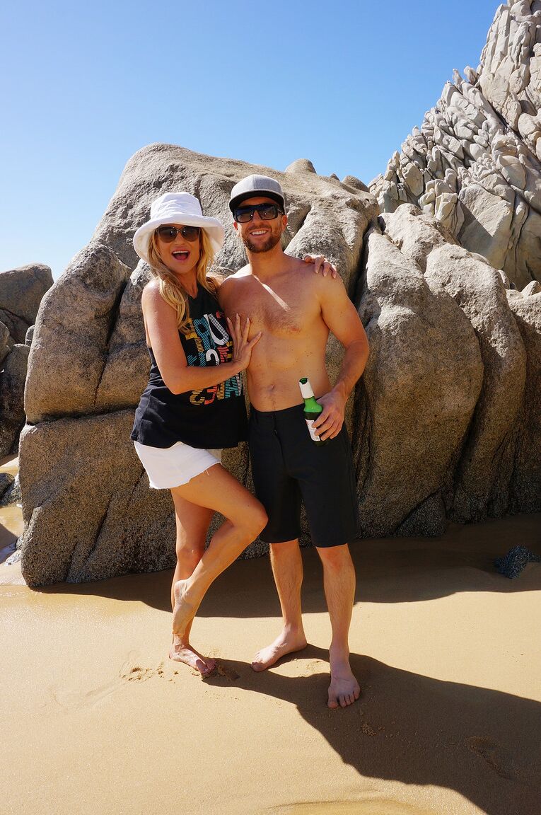 16P A estrela pornográfica curvilínea Kelly Madison com grandes seios naturais se diverte nua com seu namorado