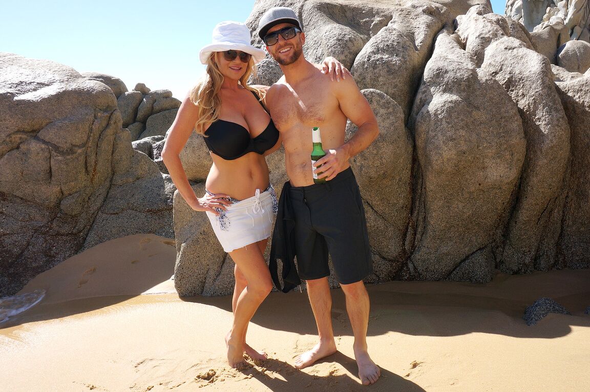 16P A estrela pornográfica curvilínea Kelly Madison com grandes seios naturais se diverte nua com seu namorado