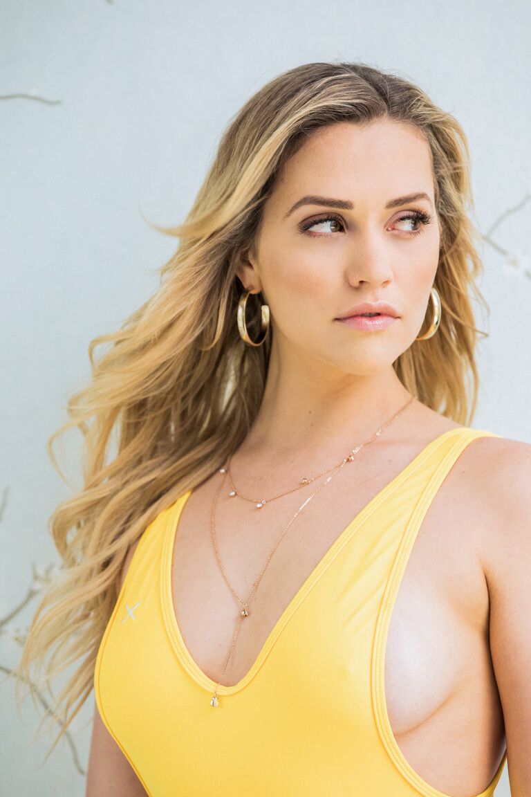 21P Las preciosas estrellas porno Mia Malkova y Kira Noir disfrutan de un trío interracial