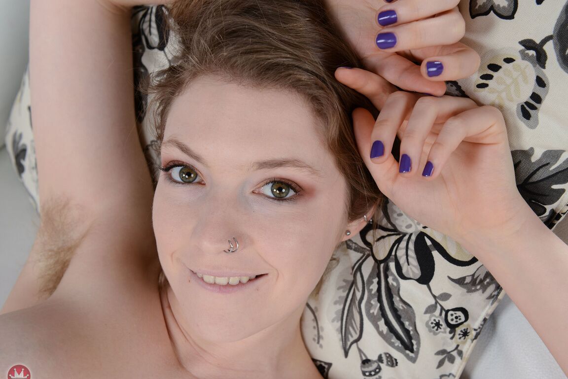 21P Petite Teen in sexy Dessous Apricot Pitts entblößt
