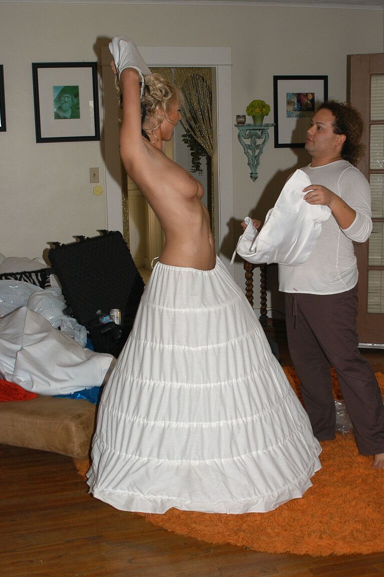 17P Brooke Banner aparece em vestido de noiva branco com maquiagem e penteado sexy