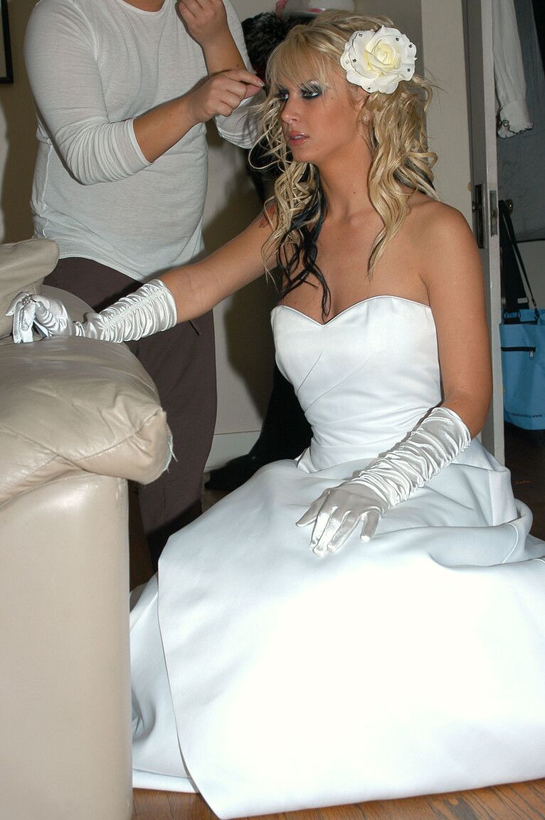 17P Brooke Banner aparece em vestido de noiva branco com maquiagem e penteado sexy
