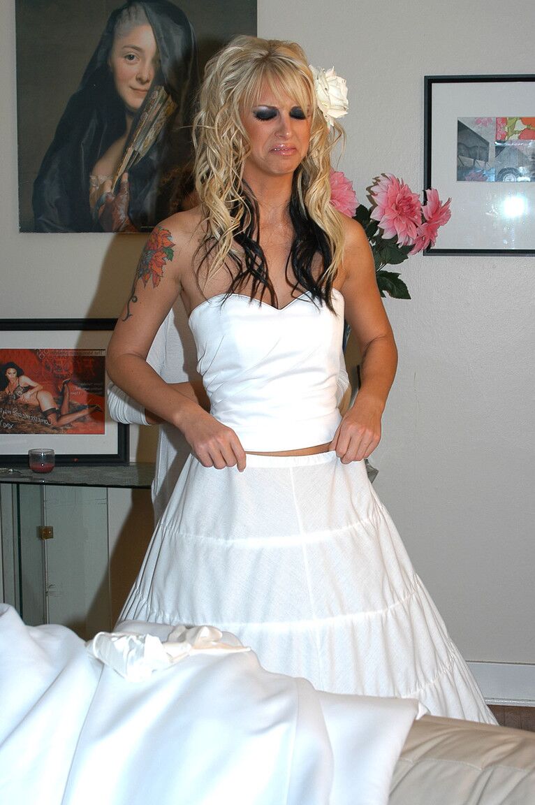17P Brooke Banner aparece em vestido de noiva branco com maquiagem e penteado sexy