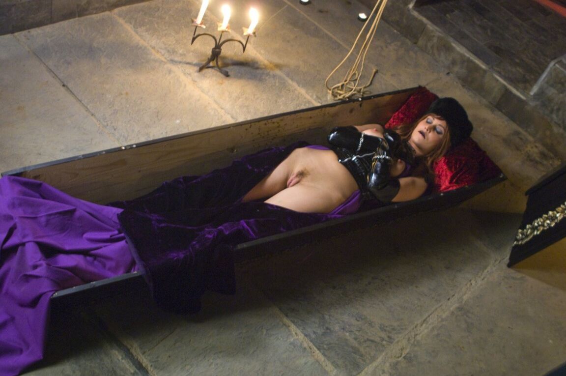 21P Evil Ellen Saint & her GFs in corsets have their toes sucked & asses fucked