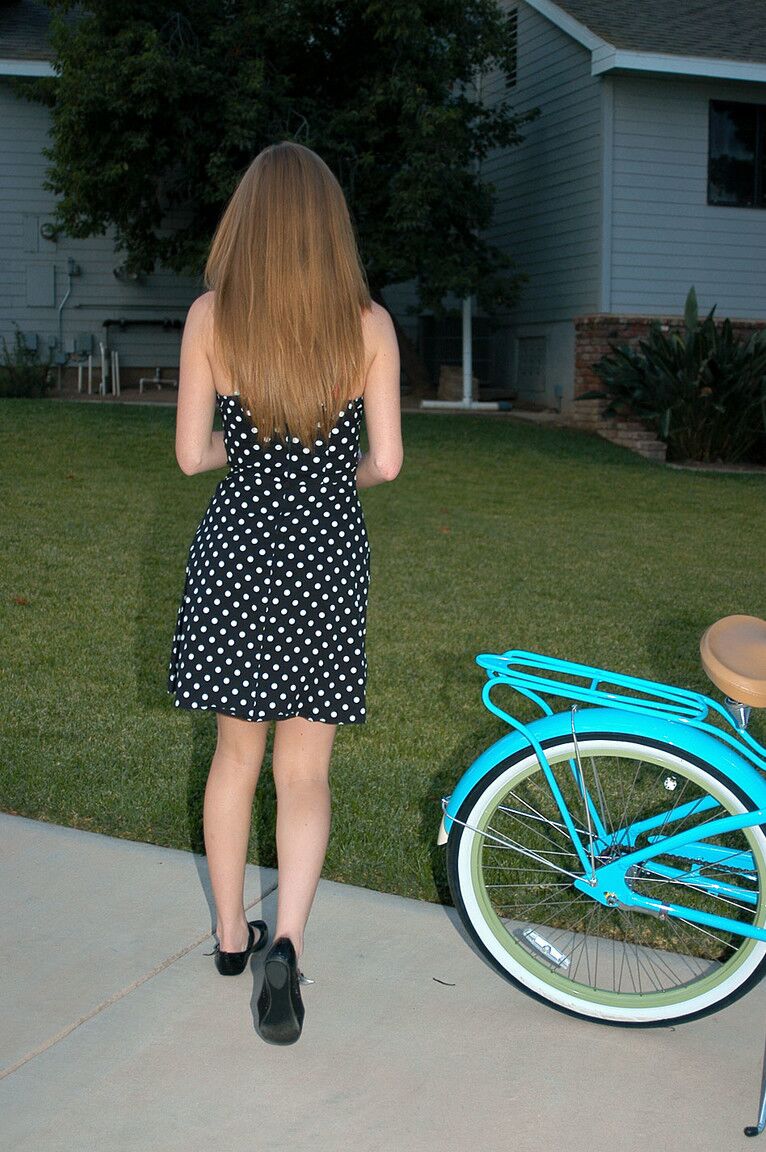 17P La joven traviesa Faye Reagan se masturba con su juguete sobre una manta de picnic
