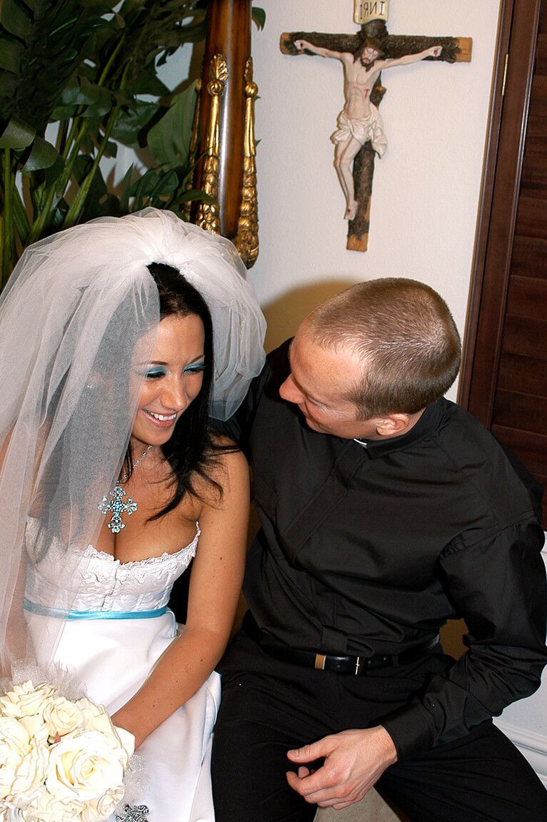 17P Jayden Jaymes, une femme aux cheveux noirs, se fait prendre nue lors de sa nuit de noces