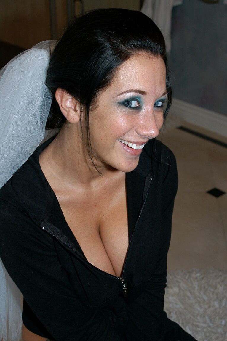 17P Jayden Jaymes, une femme aux cheveux noirs, se fait prendre nue lors de sa nuit de noces