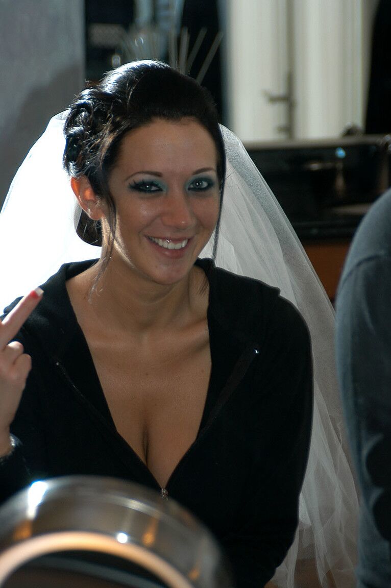 17P Jayden Jaymes, une femme aux cheveux noirs, se fait prendre nue lors de sa nuit de noces