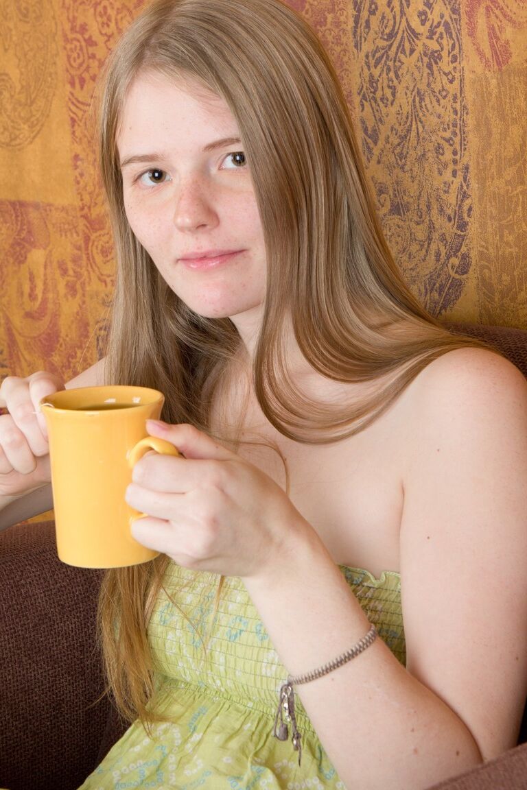 18P Evelina se quita el vestido verde oliva y luce un coñito que nunca ha depilado