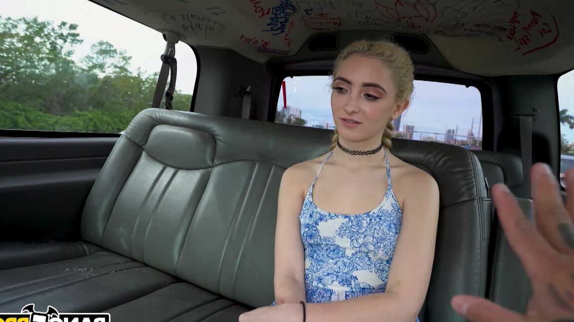 21P La joven rubia Jane Wilde recibe cunnilingus y tiene sexo en el autobús
