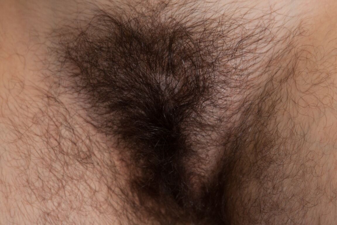 16P La hirsuta Harley amateur se quita el bañador de una pieza para posar desnuda en una silla de mimbre