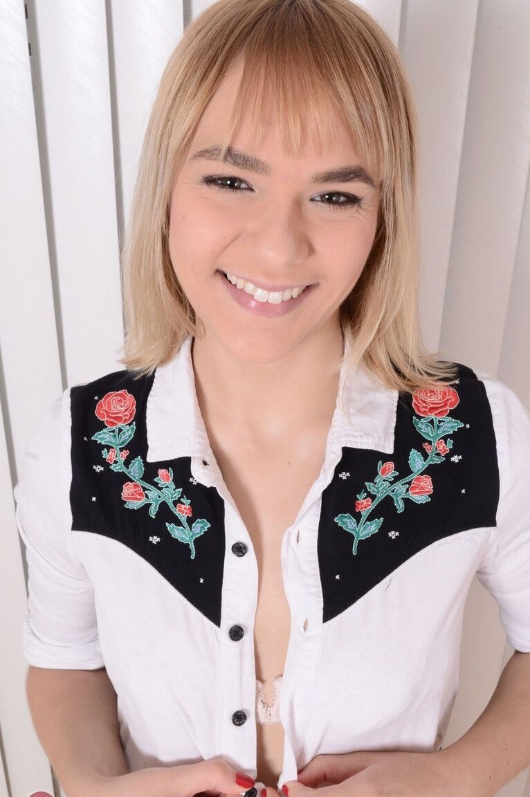 21P La adolescente rubia americana Sailor Luna abre su gordo coño afeitado de cerca