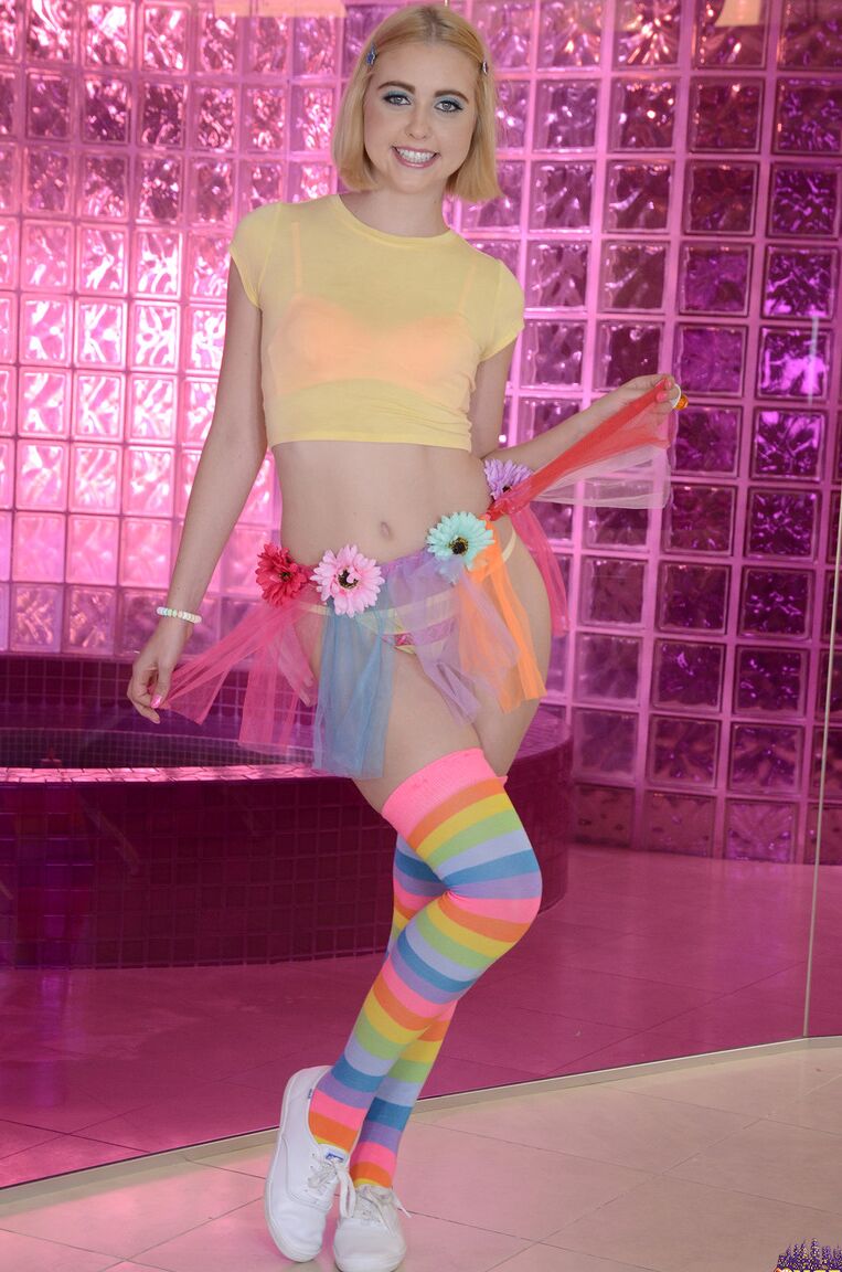 21P A adolescente de cabelos dourados Chloe Cherry posando de topless com suas meias coloridas