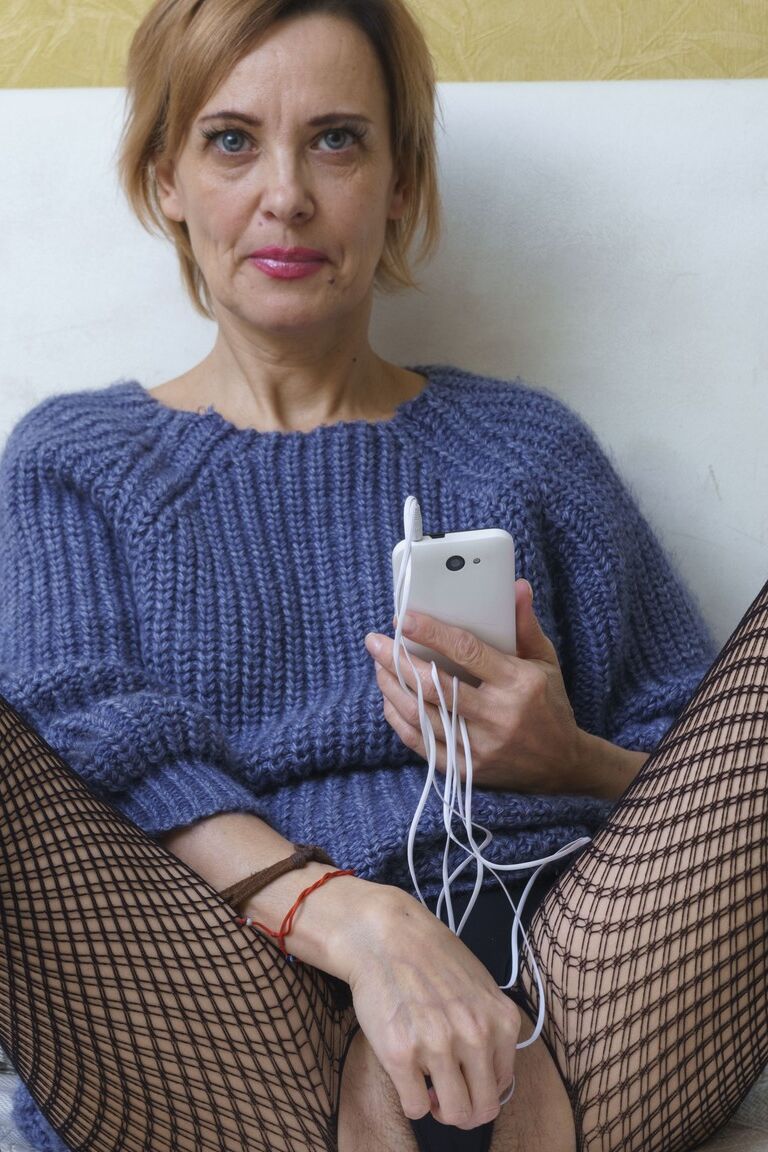21P Vovó Ivanna tira o suéter e a lingerie antes de tocar sua vulva peluda