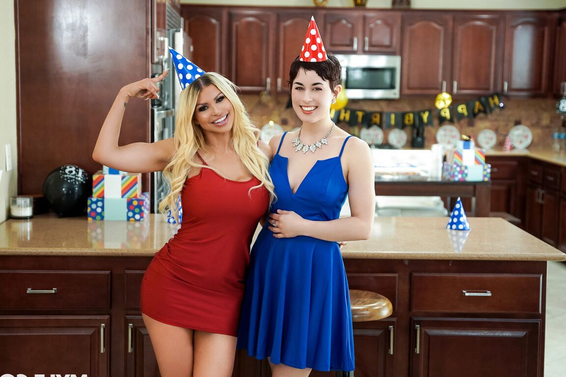 21P Safadas MILFs fazendo sexo perverso em uma compilação selvagem de quarteto Mom Swap