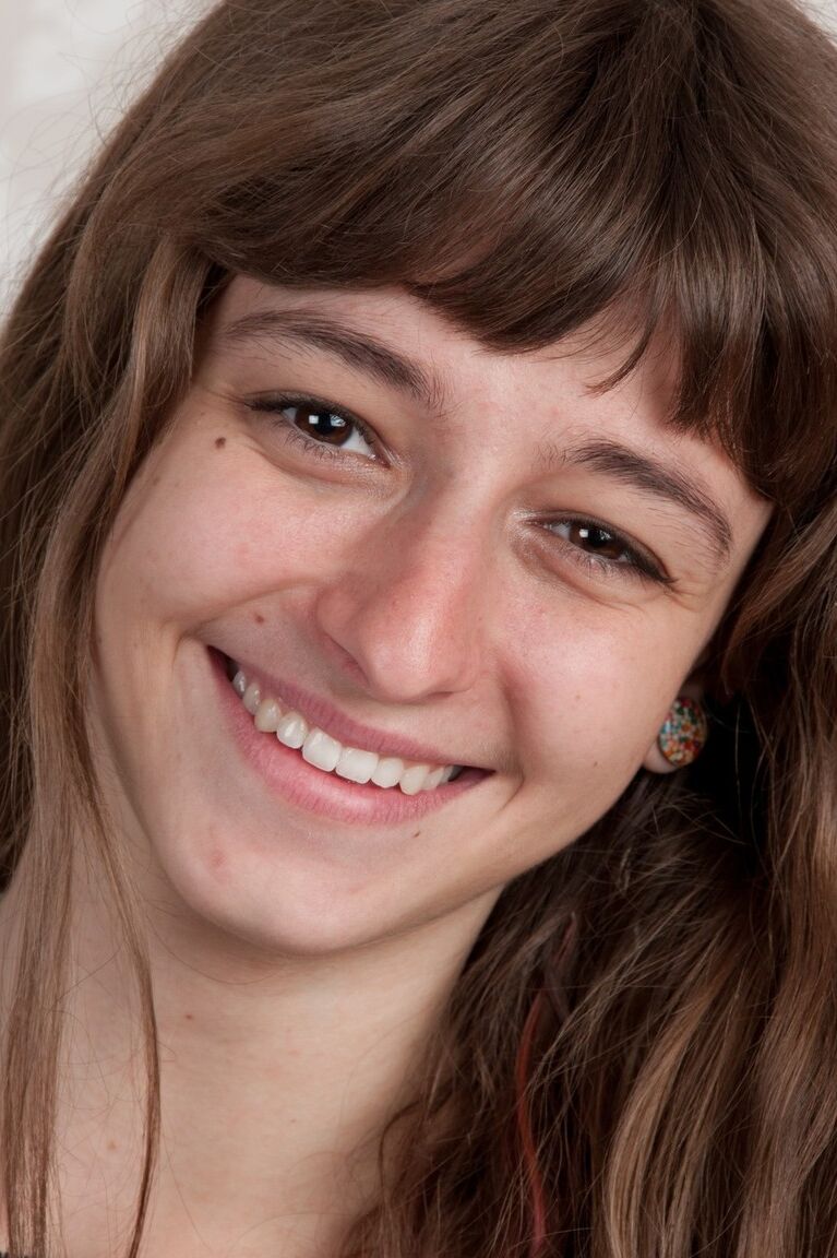 16P Schlankes Mädchen mit braunem Haar Willow entblößt ihre pelzigen Achselhöhlen und ihre natürliche Muschi