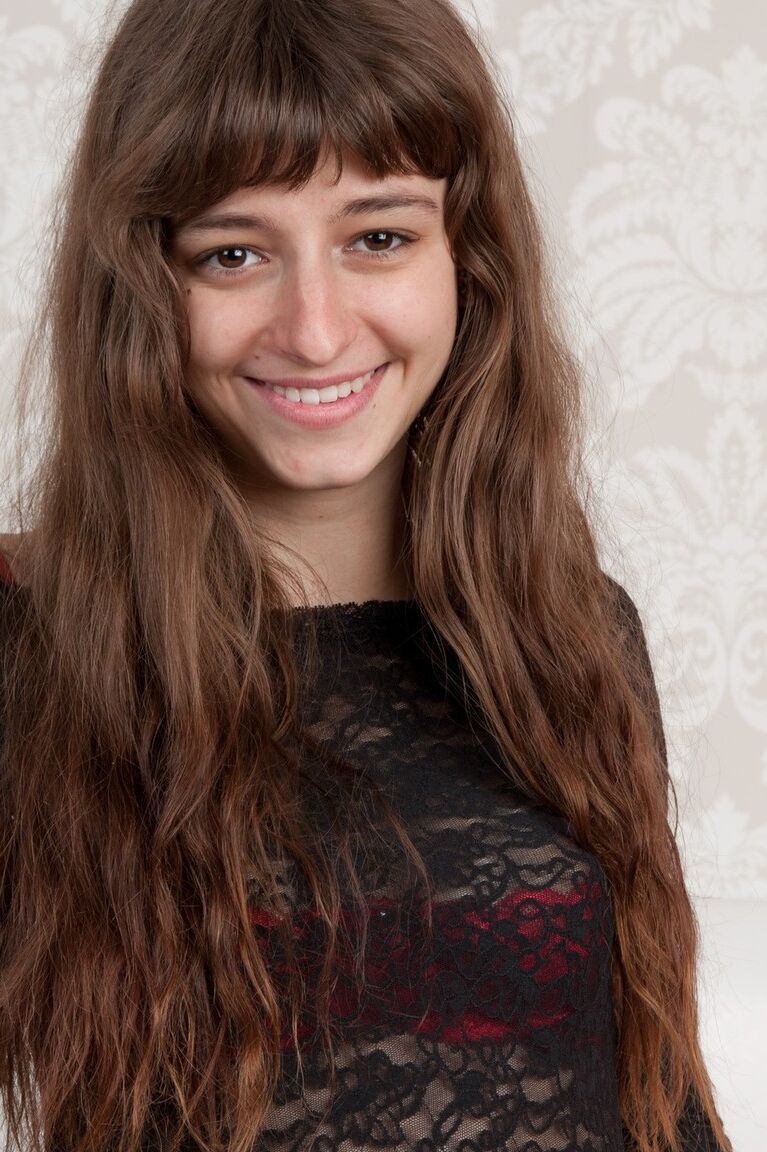 16P Schlankes Mädchen mit braunem Haar Willow entblößt ihre pelzigen Achselhöhlen und ihre natürliche Muschi