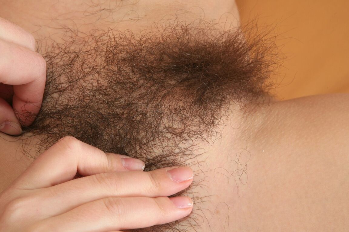 21P A doce adolescente Claire expõe seus seios flácidos e seu regalo peludo em um solo