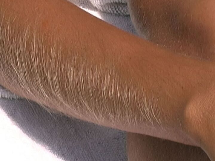 21P MILF pervertida con brazos peludos Lori Anderson hace alarde de su culo caliente al aire libre