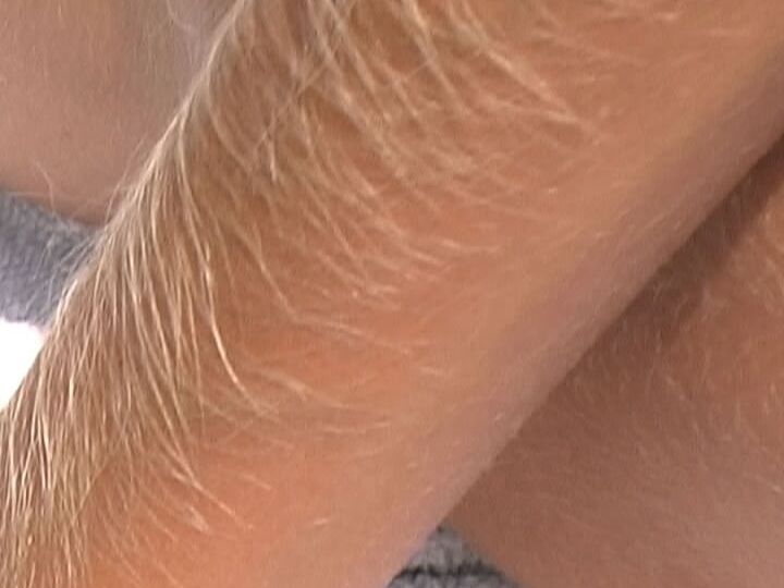21P MILF pervertida con brazos peludos Lori Anderson hace alarde de su culo caliente al aire libre
