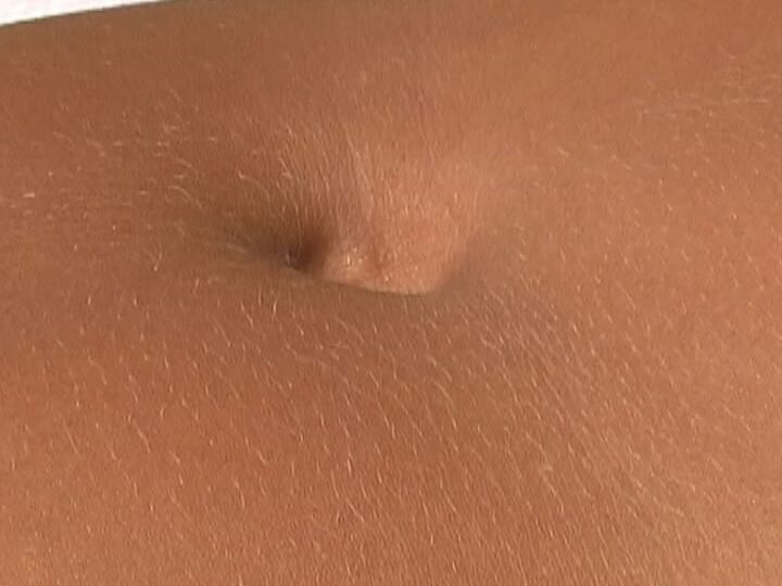 21P MILF pervertida con brazos peludos Lori Anderson hace alarde de su culo caliente al aire libre