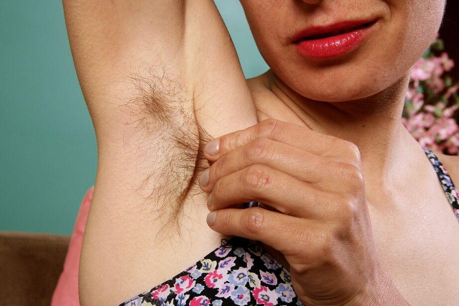 16P A senhora mais velha e magra, Kristina, mostra todas as partes do corpo com a barba por fazer enquanto se despe