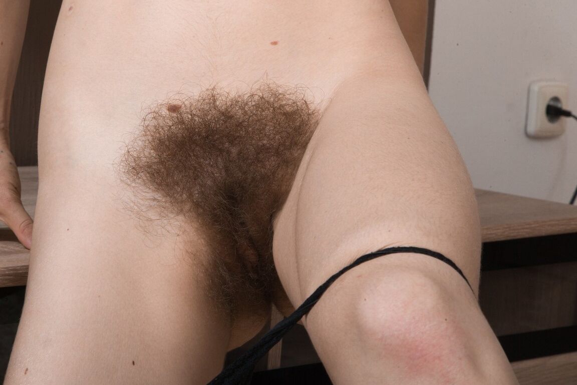 16P La flaca joven Kristinka muestra su matorral peludo después de desnudarse