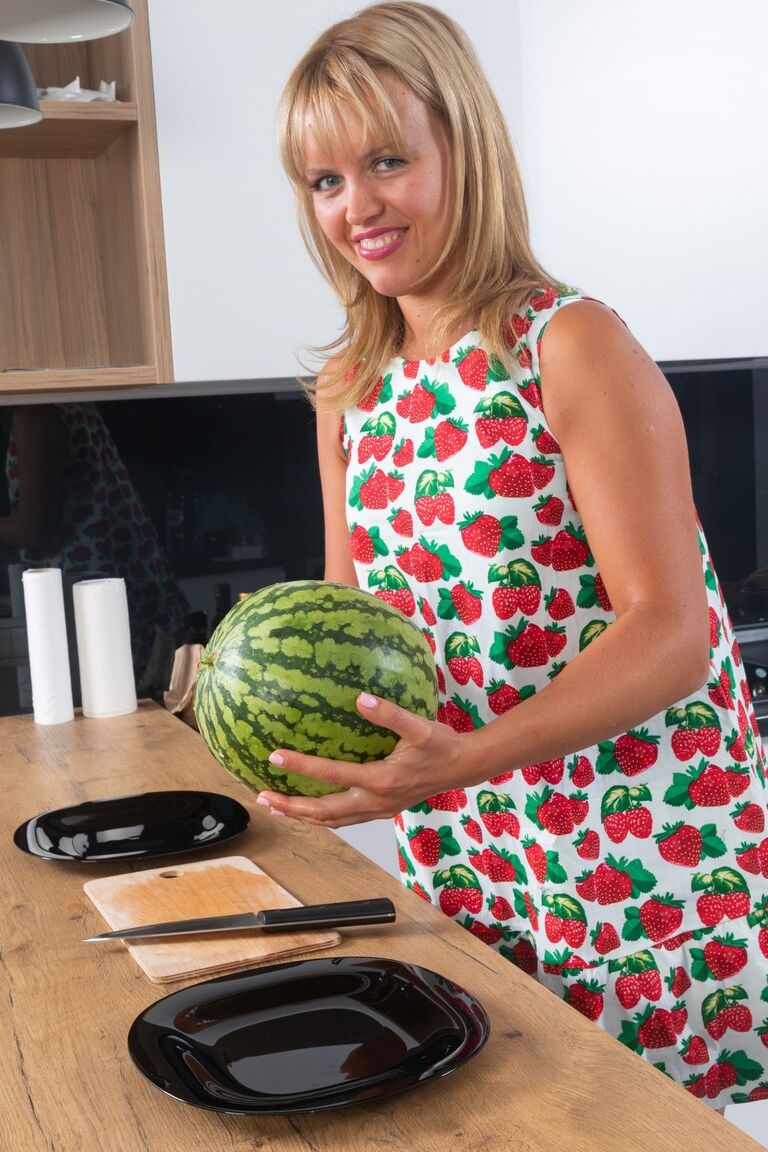 21P L'amatrice sexy Jessy Fiery dévoile son corps et se masturbe avec une pastèque