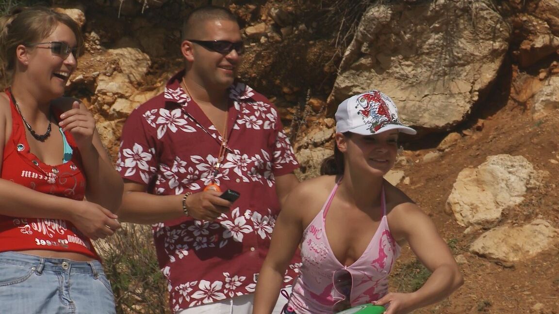 21P Sexo grupal mais quente na praia com três garotas Jenny Baby, Victoria, Alison