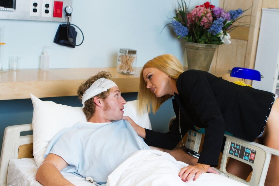 17P Loira com peitos enormes Krissy Lynn monta um pau gordo na cama do hospital