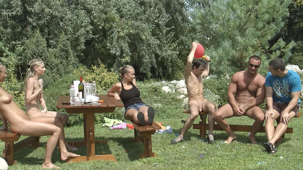 Die 21P-Ungarin Misty Mild und ihre Freundinnen lassen sich bei einer Outdoor-Orgie in die Löcher ficken