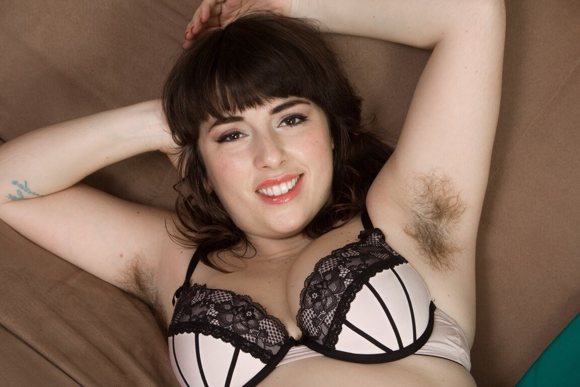 18P La esposa peluda Simone se quita el vestido