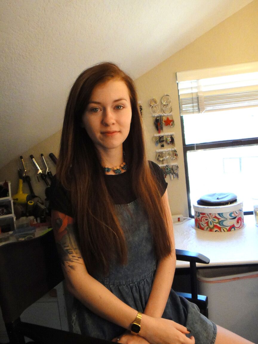 17P La estrella porno polaca vestida de negro Misha Cross expone sus pequeñas tetas y su culo