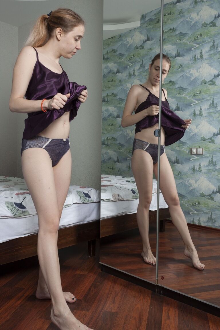 21P Leggy russa amadora Isabel Stern mostra sua bela bunda