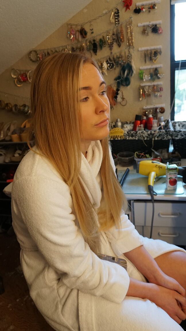 17P La jeune blonde Alyssa Cole montre ses jolis petits seins dans un jean moulant.