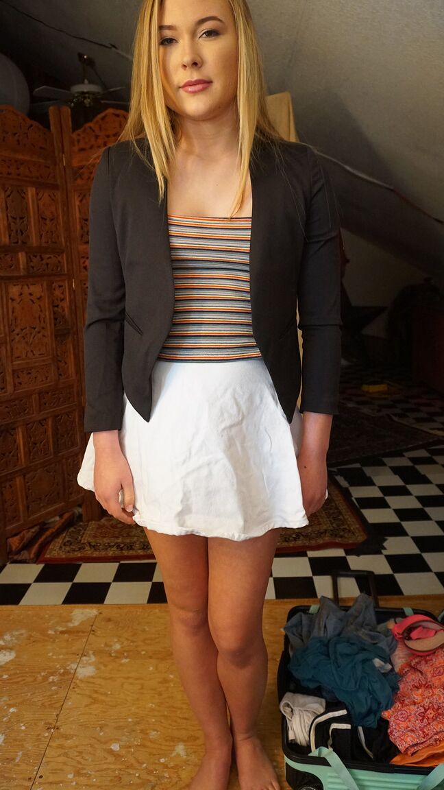 17P La jeune blonde Alyssa Cole montre ses jolis petits seins dans un jean moulant.