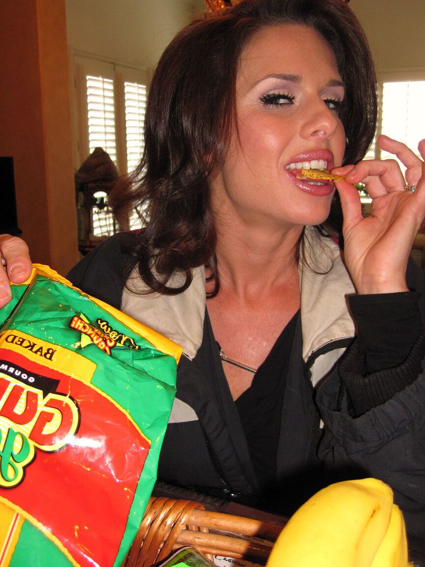 17P Married MILFs Veronica Avluv, Karen Fisher, and Kelly Madison wait for fucker