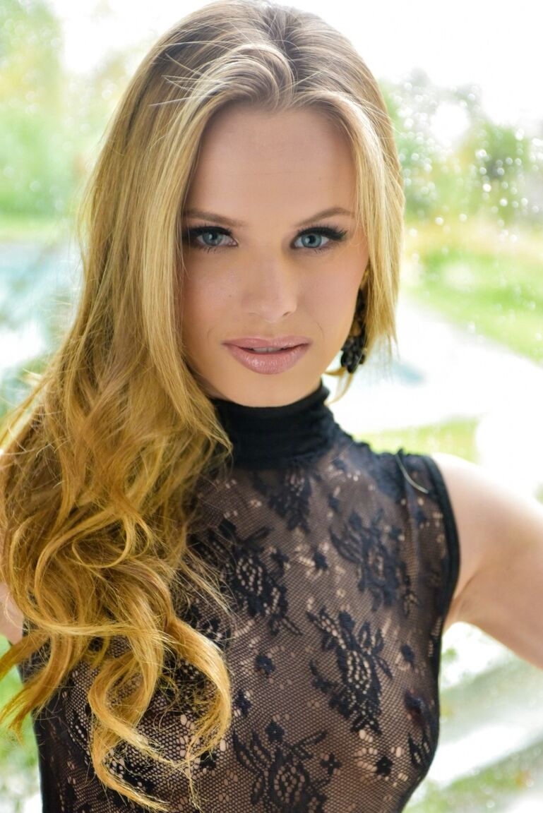 17P-Göttin Jillian Janson enthüllt ihren exotischen Körper in sexy Dessous und High Heels
