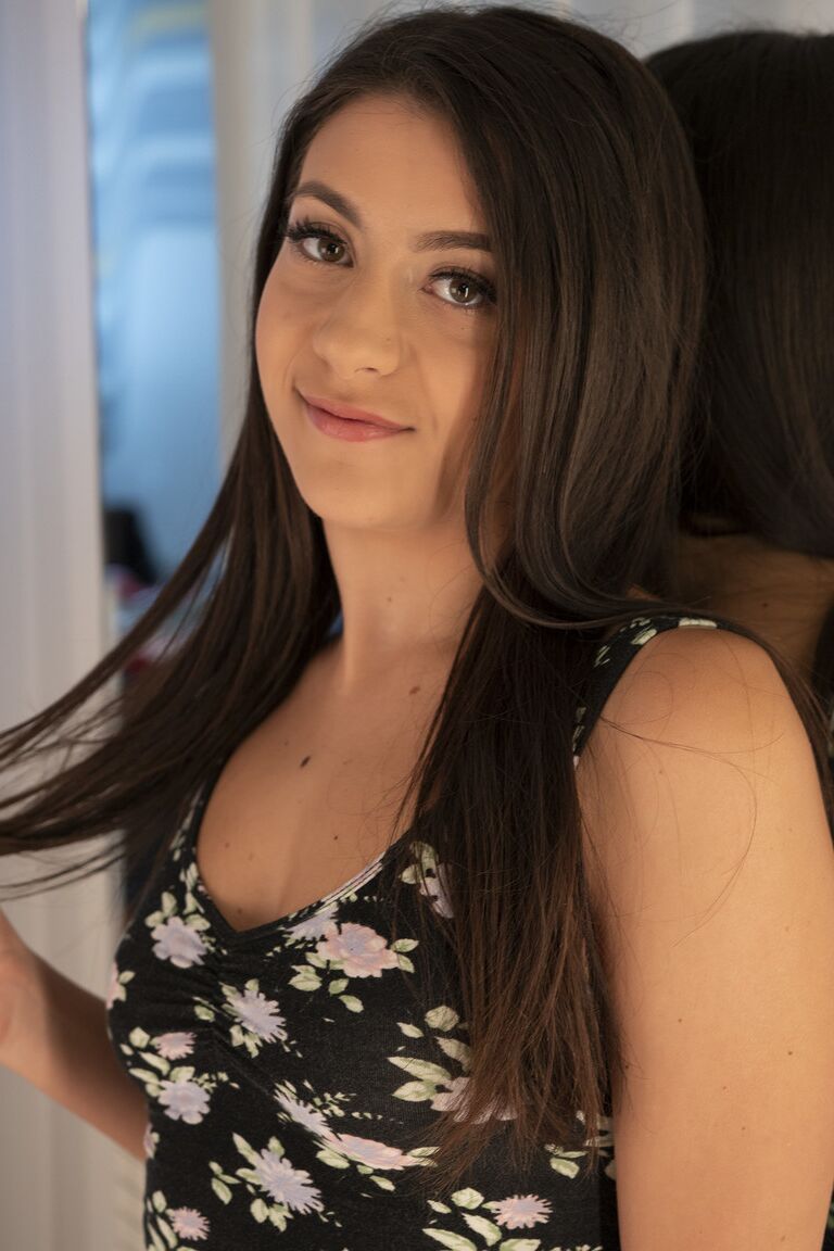 21P La adorable adolescente estadounidense Natalie Brooks revela sus pequeñas tetas y su increíble trasero