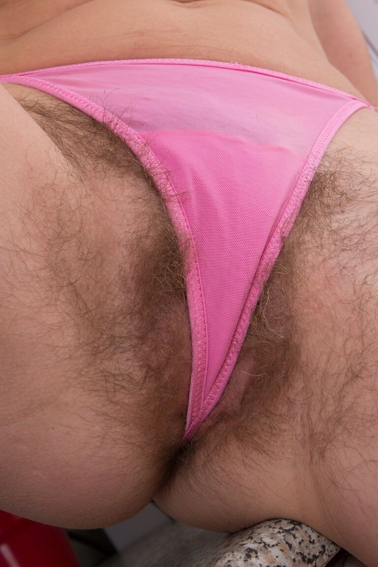 21P Melisa ama de casa amateur se quita la ropa interior rosa y muestra su vagina peluda
