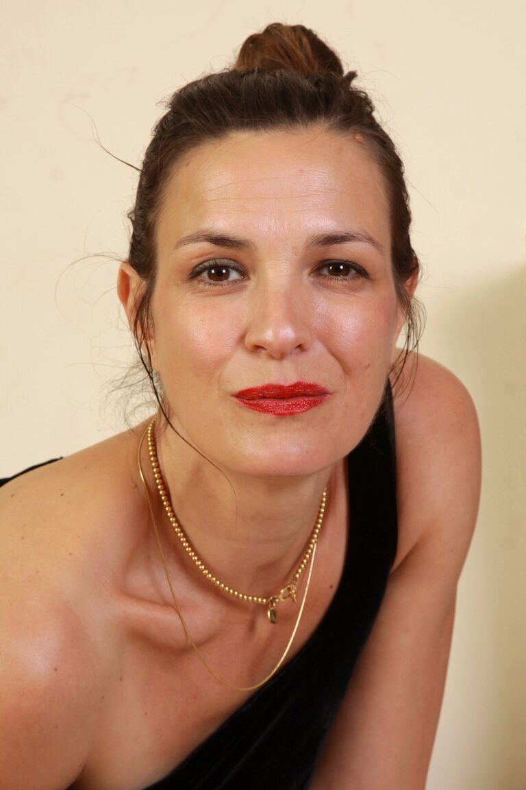 21P Amador MILF Fefe tira seu vestido