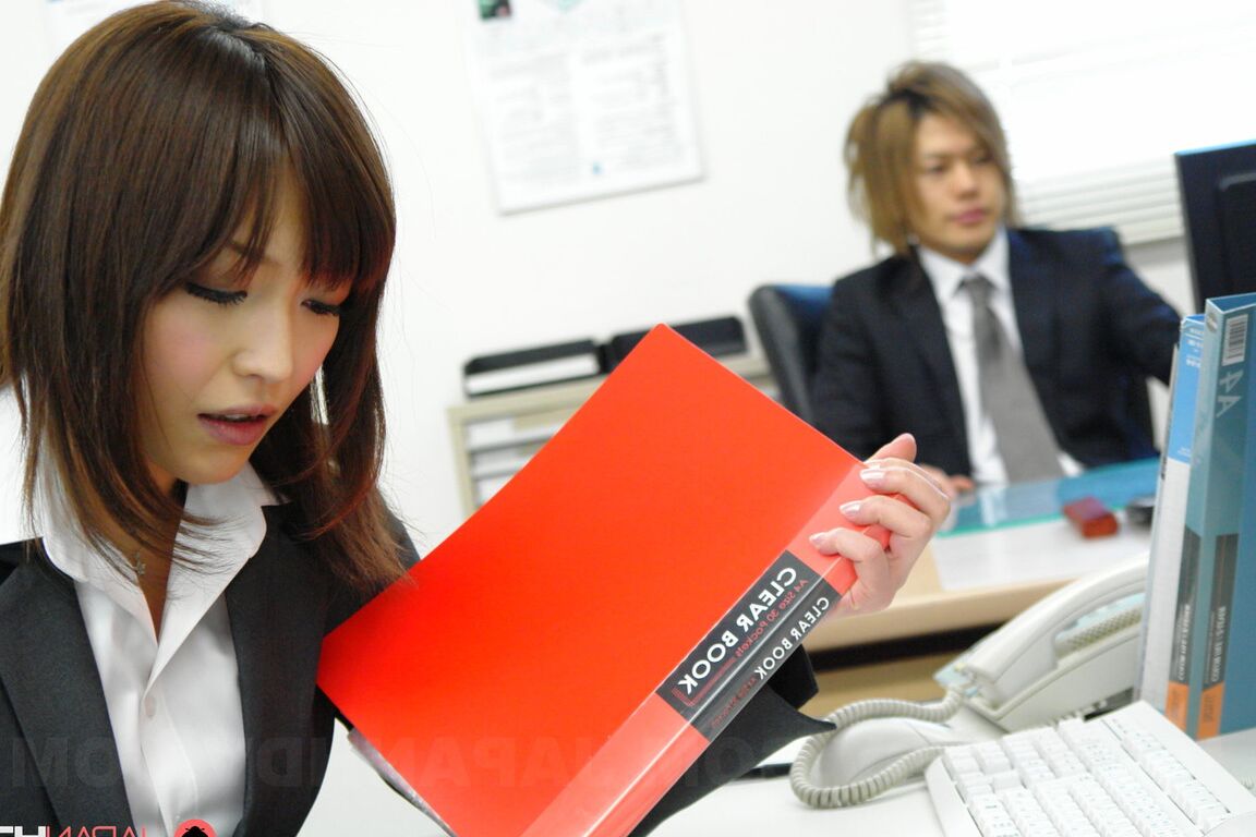20P A senhora japonesa do escritório Yukina Aoyama tira a roupa e se masturba no banheiro