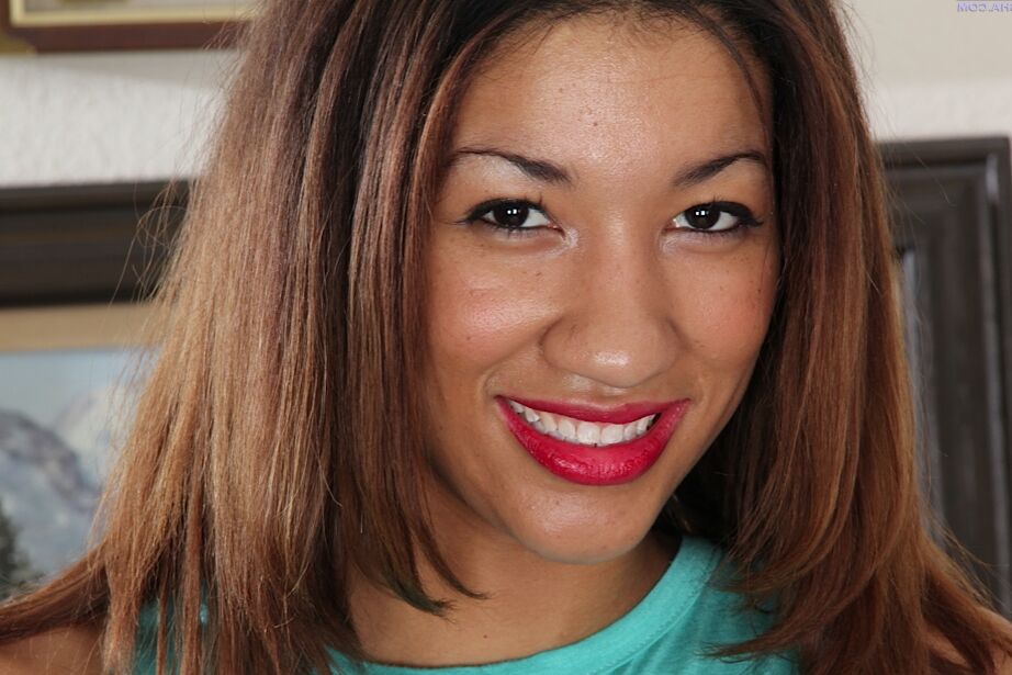 16P Close up posing scene of an marvelous teen babe Jade Richardson