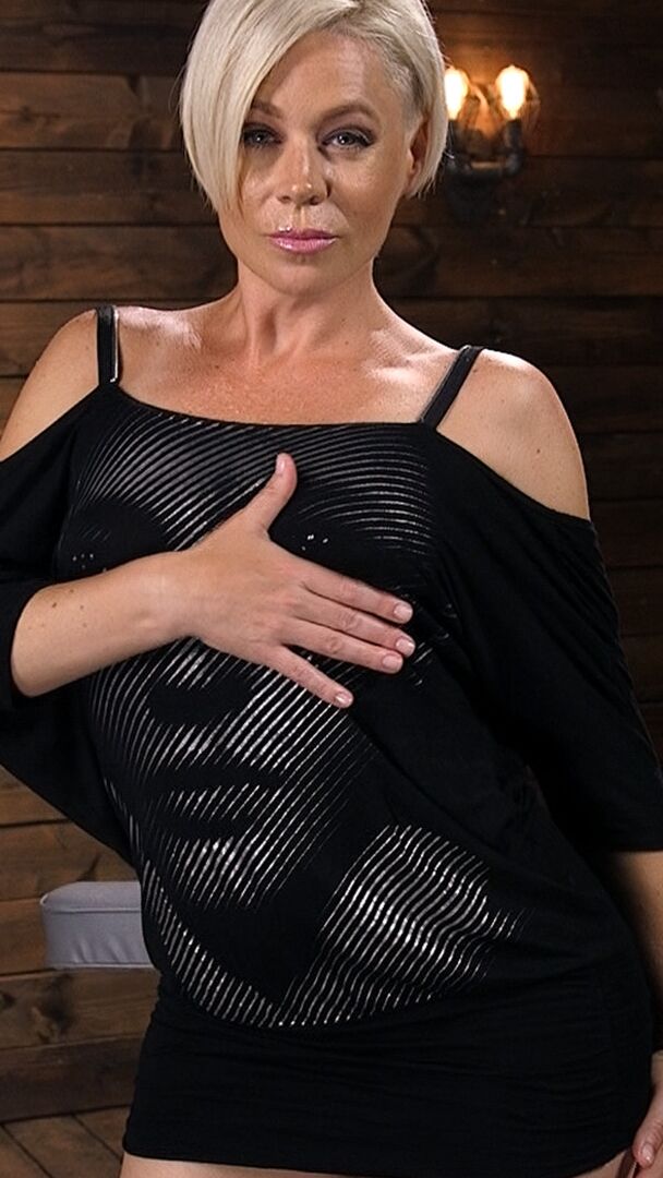 17P 角質のブロンドのヘレナ ロックが、灼熱の BDSM ソロでマシン ディルドに乗ります