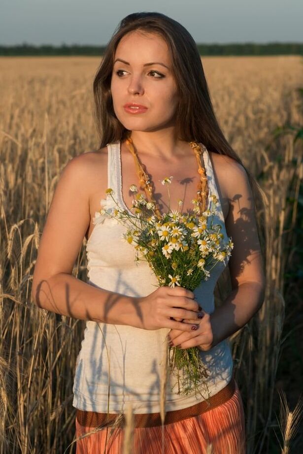 La modelo glamour 18P Arina G se desnuda para abrirse desnuda en un campo de heno