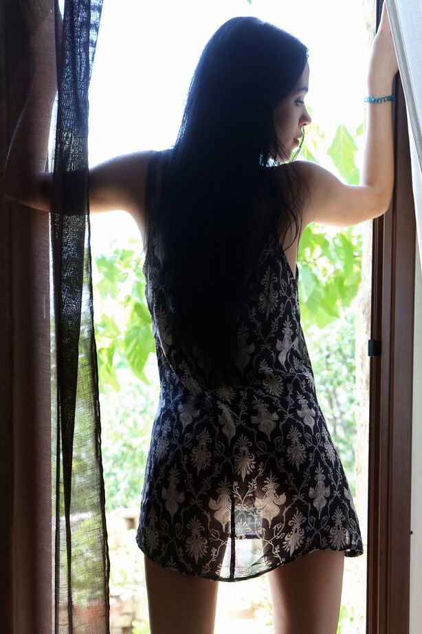 18P La exótica adolescente Venice Lei está lista para posar desnuda después de su café matutino