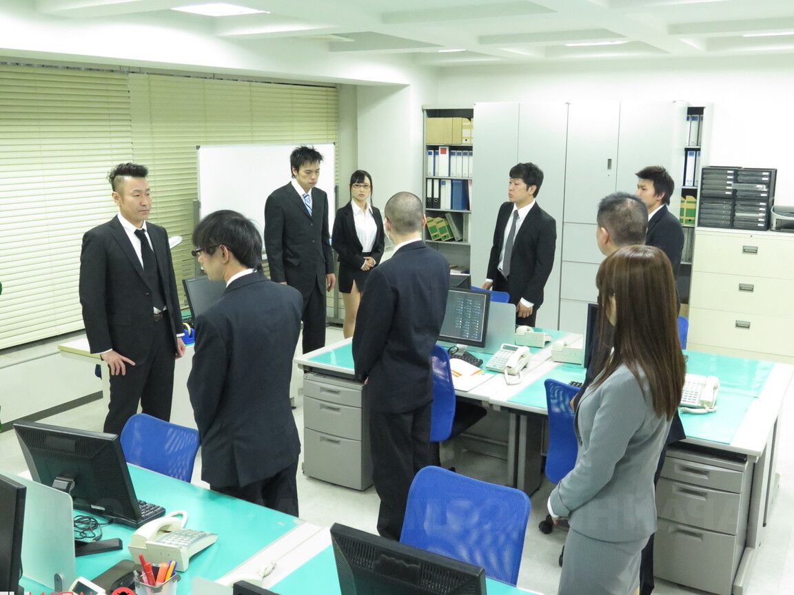 Die 21P brünette Asiatin Yui Hatano wird an ihrem Arbeitsplatz bespielt und gefickt