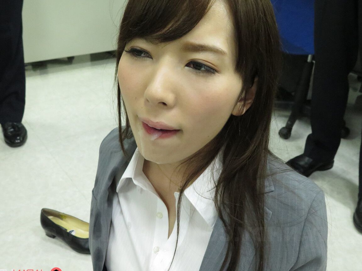 Die 21P brünette Asiatin Yui Hatano wird an ihrem Arbeitsplatz bespielt und gefickt