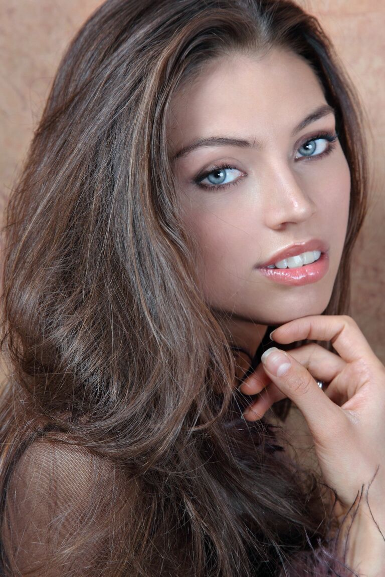 20P Fantastic babe with an angelic face Fergie A flaunts her bushy twat